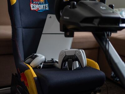 PlayStation 5 + Logitech G923 + Red Bull Playseat