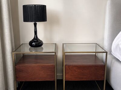 2 modernset mangopuidust öökappi