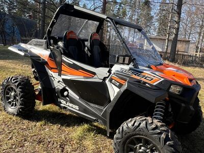 UTV Polaris Rzr 1000 Turbo bagi