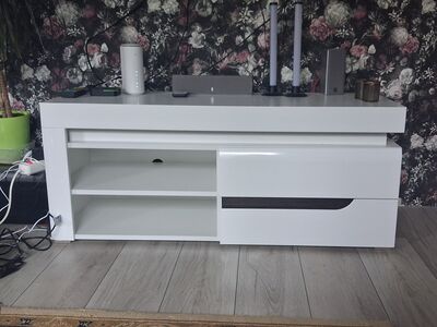 TV-alus LED valgustusega