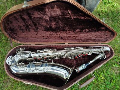 Tenor saksofon.