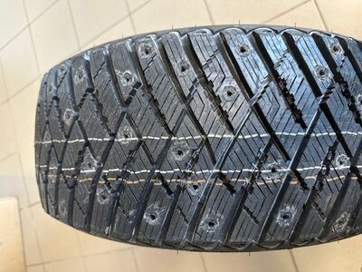 235/50 R17 GOODYEAR  UG ICE ARCTIC STUD