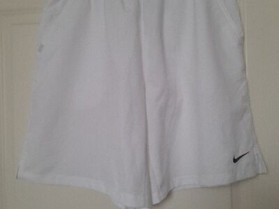 Yonex ja NIKE lühikesed valged püksid XL.