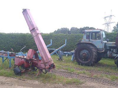 MTZ 80 koos puulõhkumis masina ja lisaseadmetega