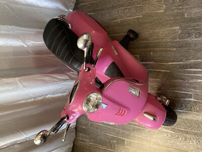 Розовый скутер Vespa