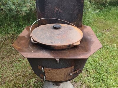 Malmpajast valmistatud väligrill/pliit