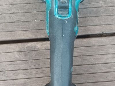 Makita relakas DGA511