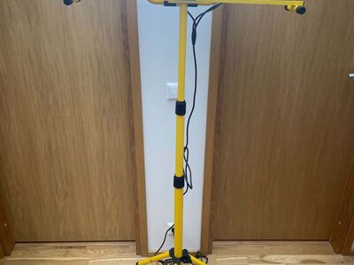 LED prožektor statiiviga 300w