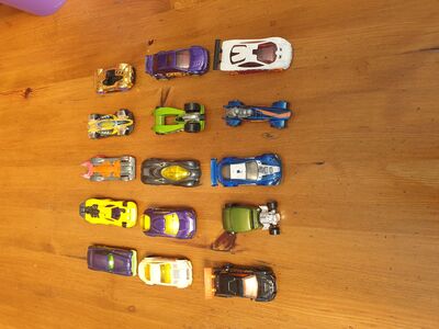 237 моделей Hot Wheels