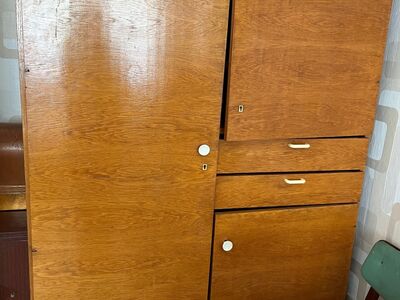 Vintage-stiilis suur retro riidekapp
