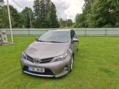 Toyota Auris. 2013 bensiin automaat