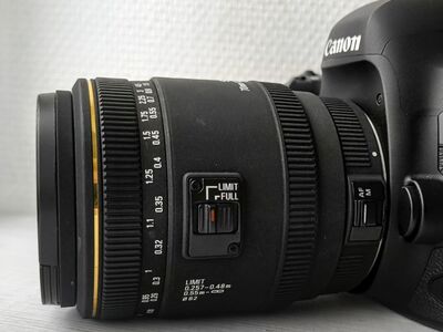 Sigma 70mm f/2.8 EX DG Macro objektiiv Canonile
