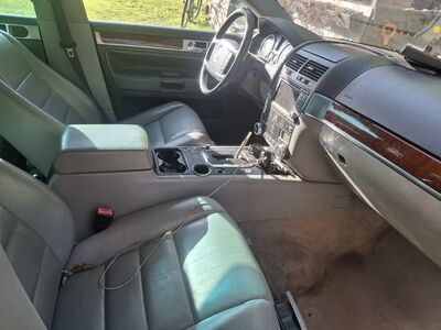 M/V 2 Autot MB e270cdi,touareg 2004a 2.5 128kw