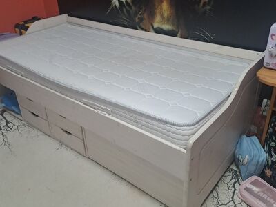 Täispuitvoodi koos madratsiga 90x200