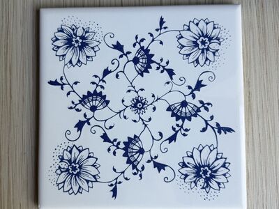 Retromustriga keraamilised plaadid 85 tk