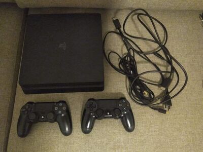 PS4 slim 1Tb + 2 pulti