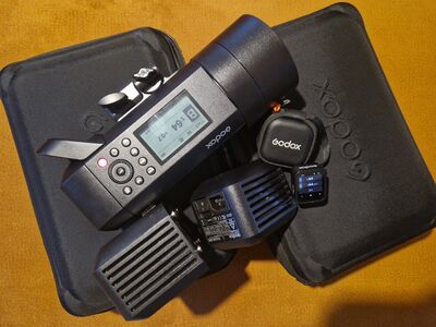 Müüa 2× Godox AD400 Pro välku – komplekt