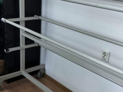 Professionaalne ratastel kangastange / rõivastange