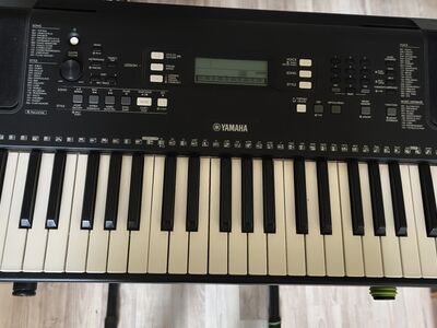 Yamaha PSR e373