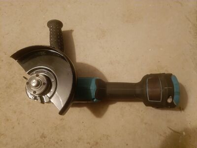 Makita DGA 506