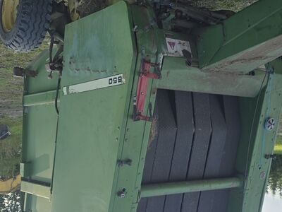 Heinaruloon John Deere 550 heinapress