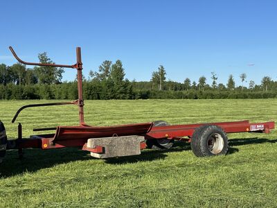 Traktori Ruloonihaagis heina, silo käru tõstukiga
