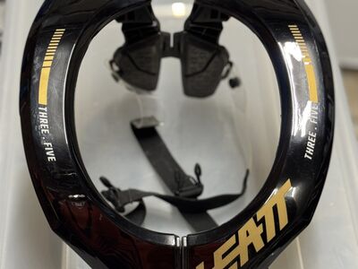 Leatt Three Five kaelakaitse