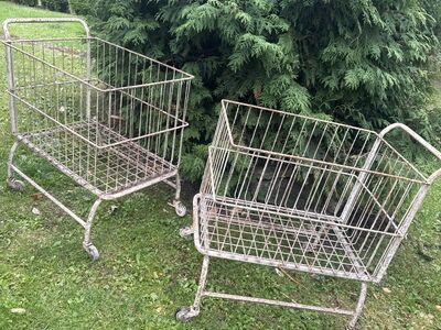 2 suurt vintage tööstuslikku traatkäru ratastel
