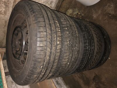 Toyota Auris plekkveljed suverehvidega.