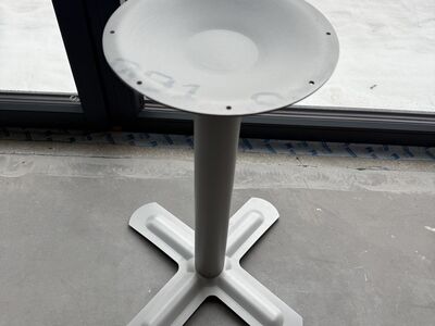 Tugev metallist lauajal, h 70cm 30€