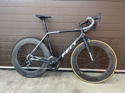 Maanteeratas 56cm carbon raami ja jooksudega