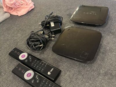 2x цифровые приставки Arris VIP, в полной комплектации