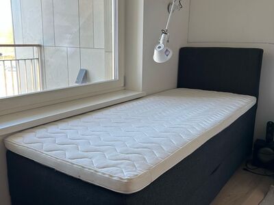 Suure pesukastiga uueväärne voodi