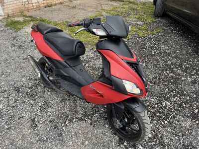 Aprilia sr50r roller