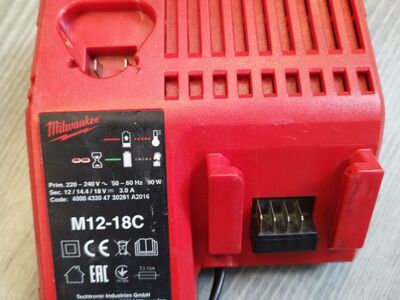 Milwaukee M12-18c laadija
