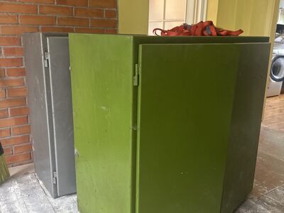 MÜÜA 2 SUURT VINTAGE–RETRO METALLKAPPI