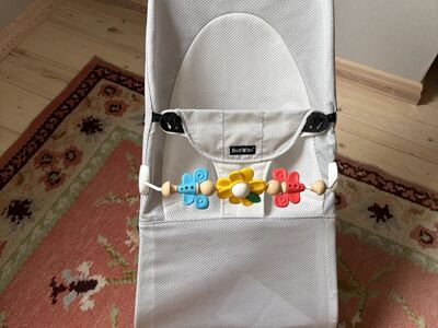 BabyBjörn Bouncer Balance Soft mesh helehall/valge