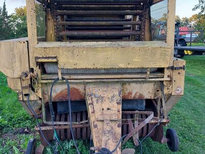 Müüa ruloonpress New Holland 841