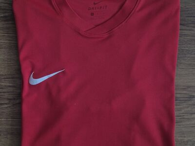 Nike Dri-FIT treeningsärk suuruses M