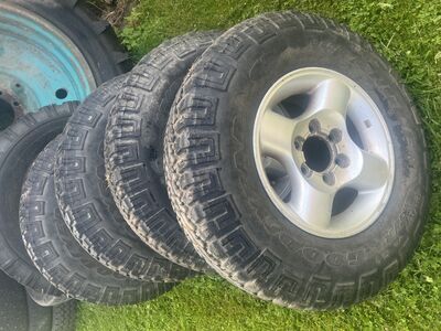 Müüa maastikuauto rehvid velgedel 4tk