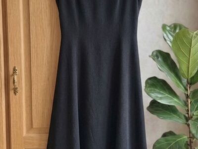 Elegantne must kleit kuldse ülaosaga