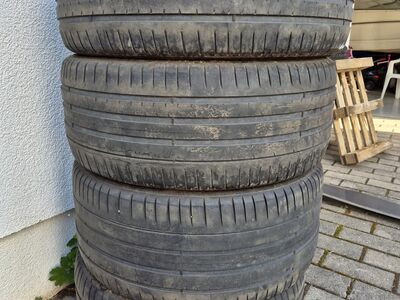 275/40R21 Pirelli