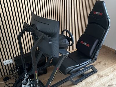 Simrig koos arvuti ja monitoriga