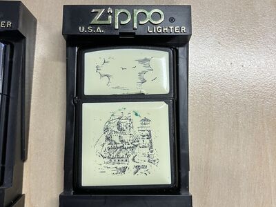 Zippo Scrimshaw Ship & Lighthouse 1995 – originaal