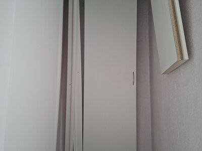 Встроенный в стену шкаф с раздвижными дверями для кори