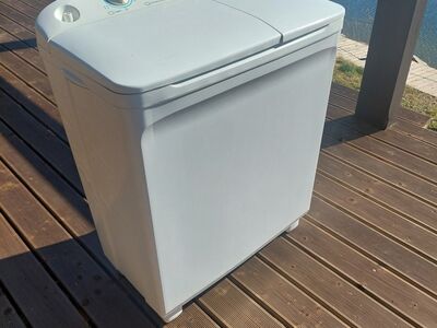 Poolautomaatne pesumasin