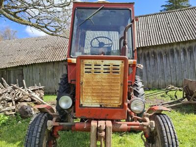 Traktor T-25 koos haakeriistadega
