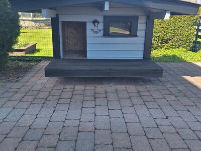 Ratastel soojustatud koerakuut terrassiga