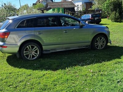 Подаётся AUDI Q7