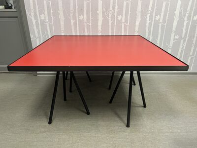 Metallraamil punane väljapanekulaud 120x120x61cm
